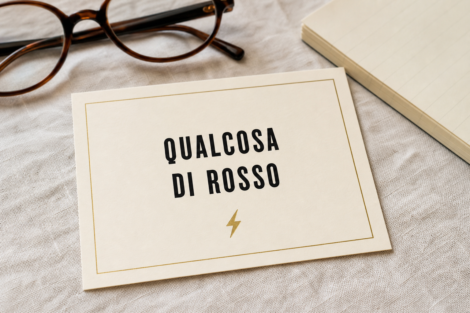 Carta tema con scritta Qualcosa di rosso accanto a un blocco appunti